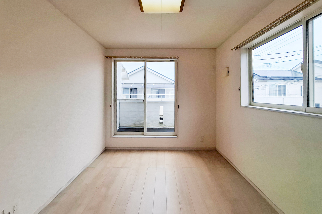 洋室1：バルコニーへ出入りできる使いやすいお部屋です。
