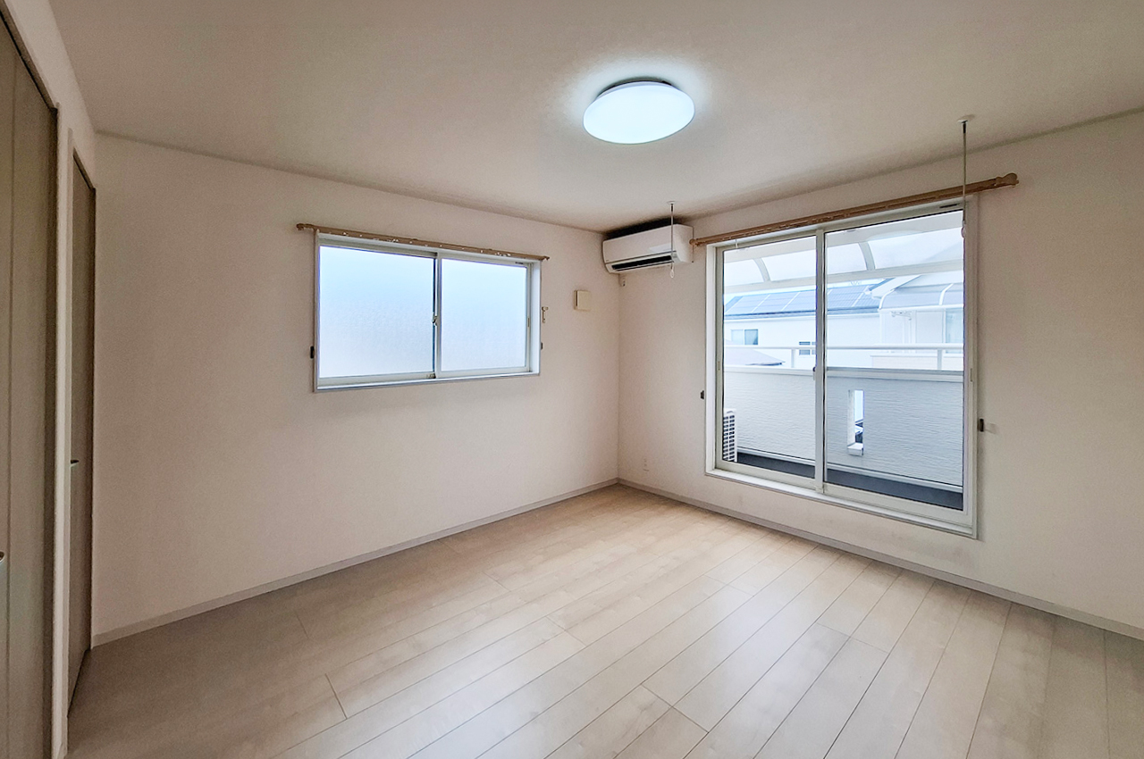 洋室2：約8.5帖の洋室。ゆとりある広さで主寝室としても使いやすい空間です。