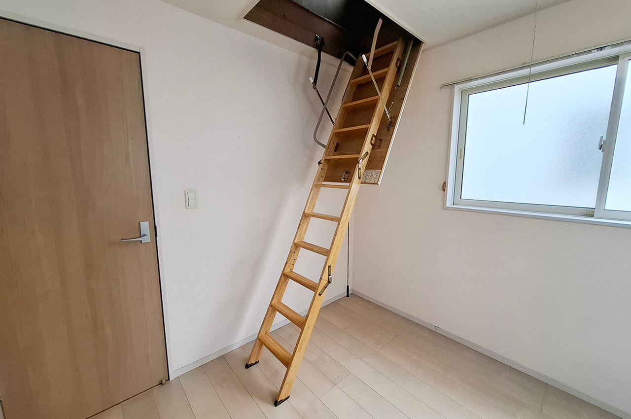 洋室3屋根裏収納：洋室3から出入りできる屋根裏収納です。