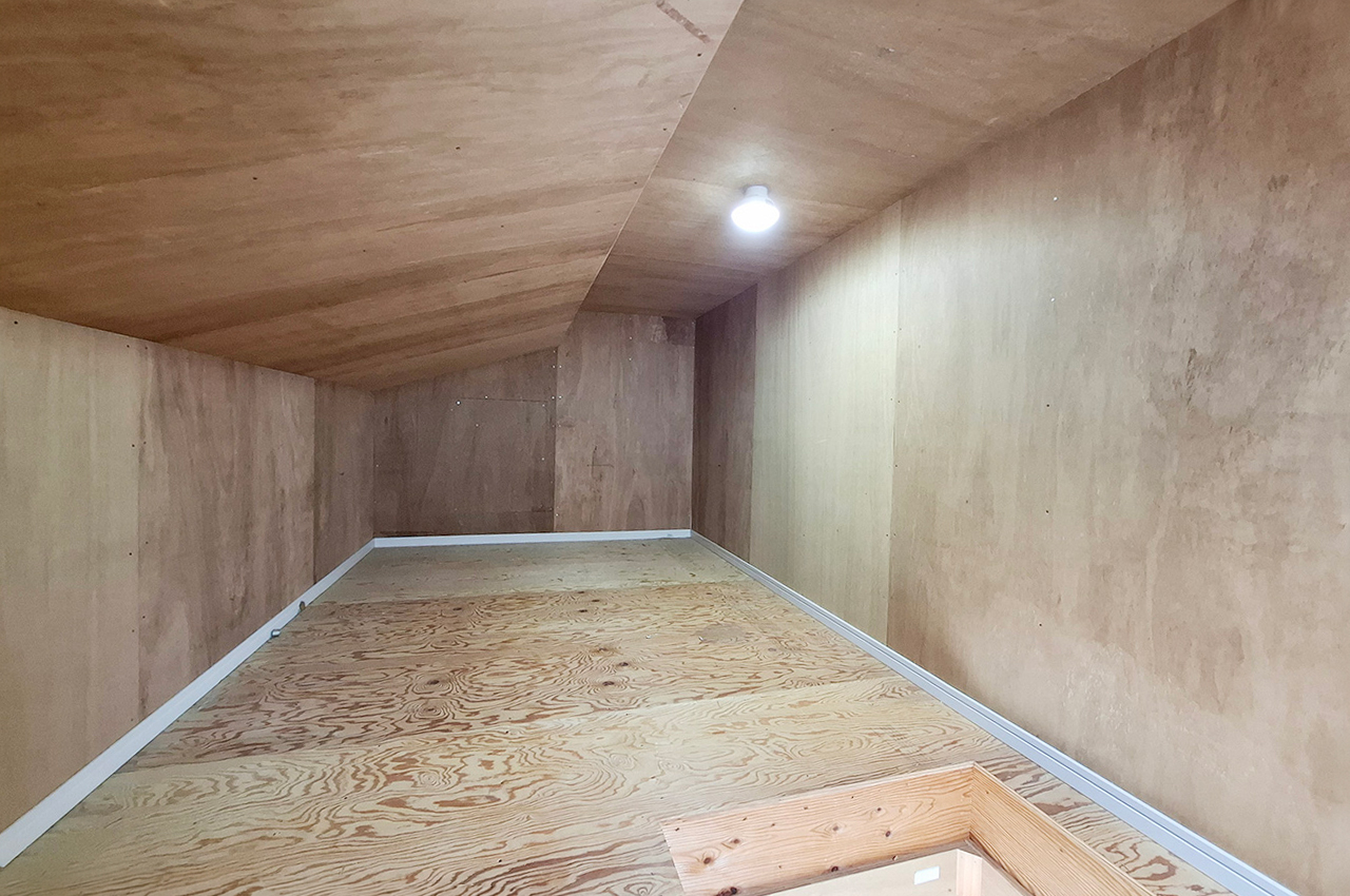 洋室3屋根裏収納：季節物や普段使わない荷物の収納に便利です。
