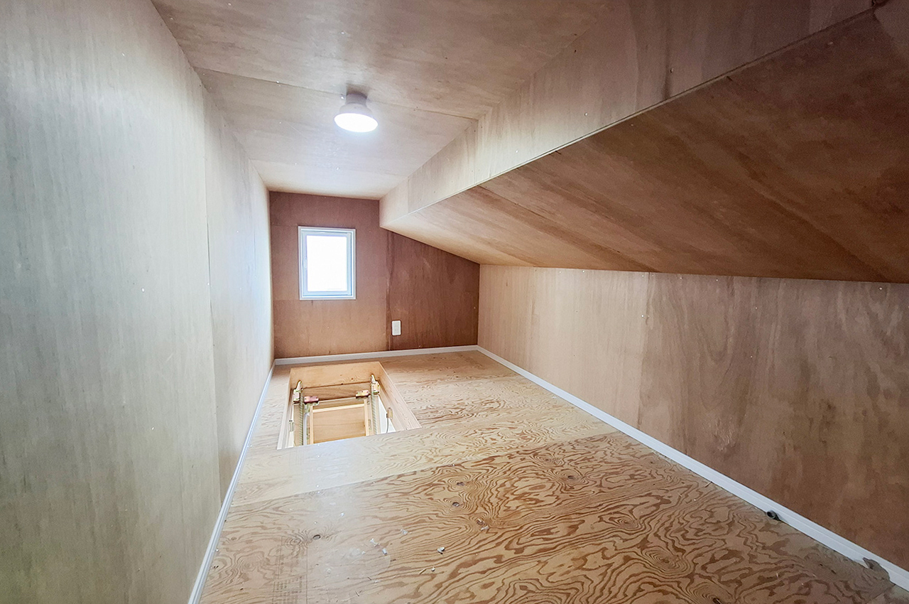 洋室3屋根裏収納：住まいをすっきり保つための収納スペースとして活用できます。