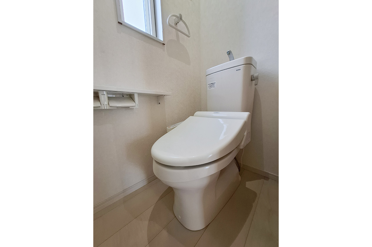 2Fトイレ：2階にもトイレがあり、忙しい朝も便利です。