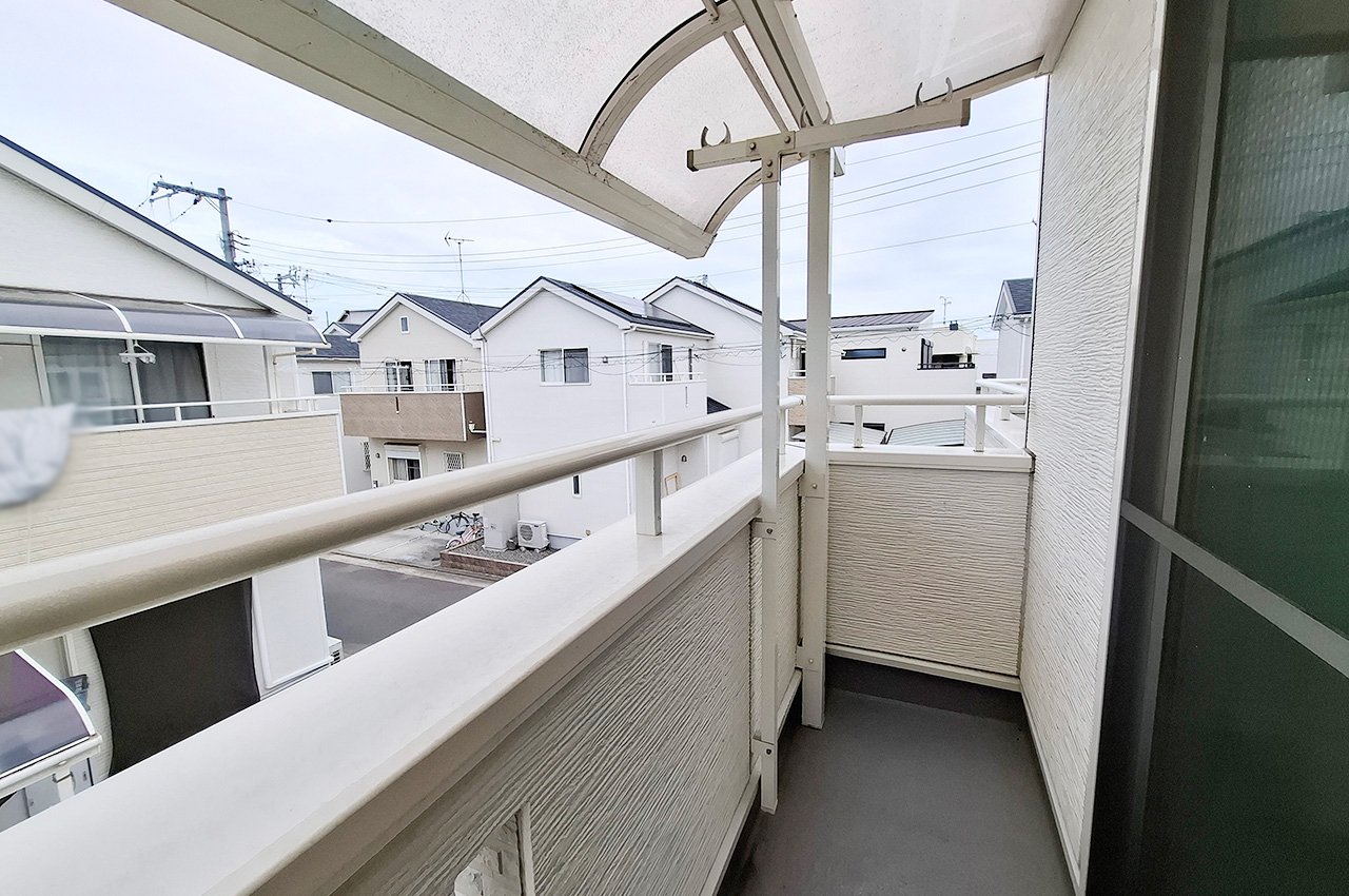 バルコニー洋室2側：屋根付きで、洗濯物を干す際にも便利なバルコニーです。
