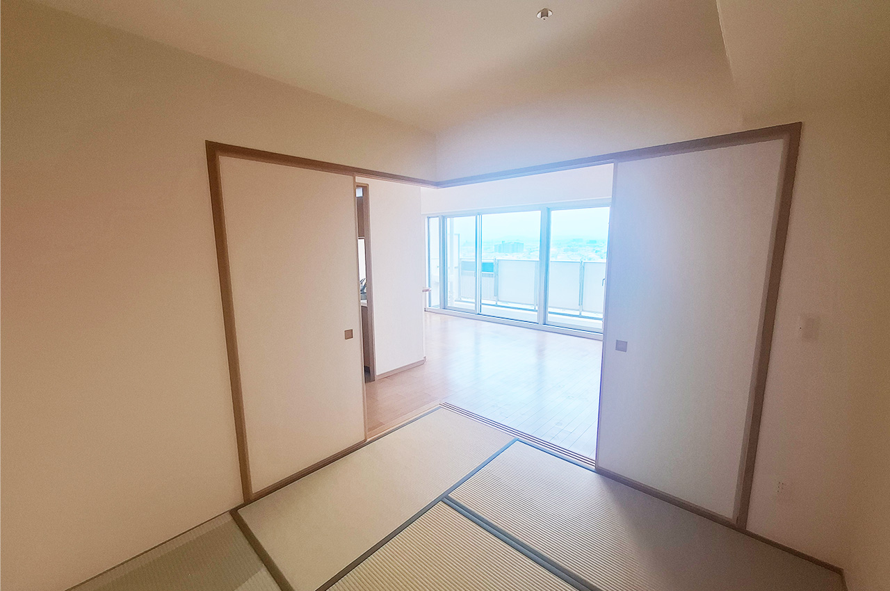 和室：隣接したLDKと一体利用可能。襖を閉めれば個室としても使える多用途なお部屋です。