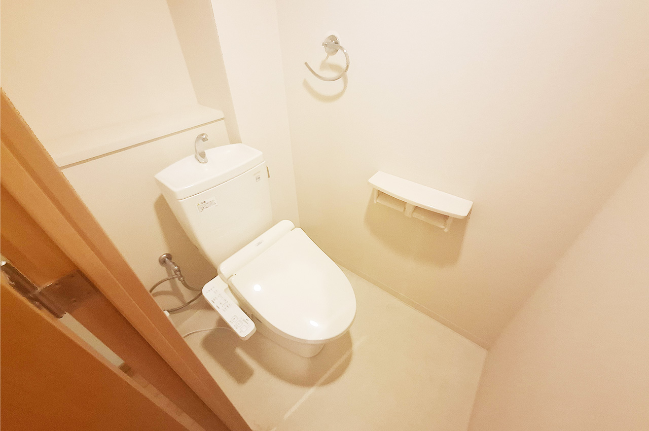 トイレ：背面には小物などを置ける便利なカウンター付きです。