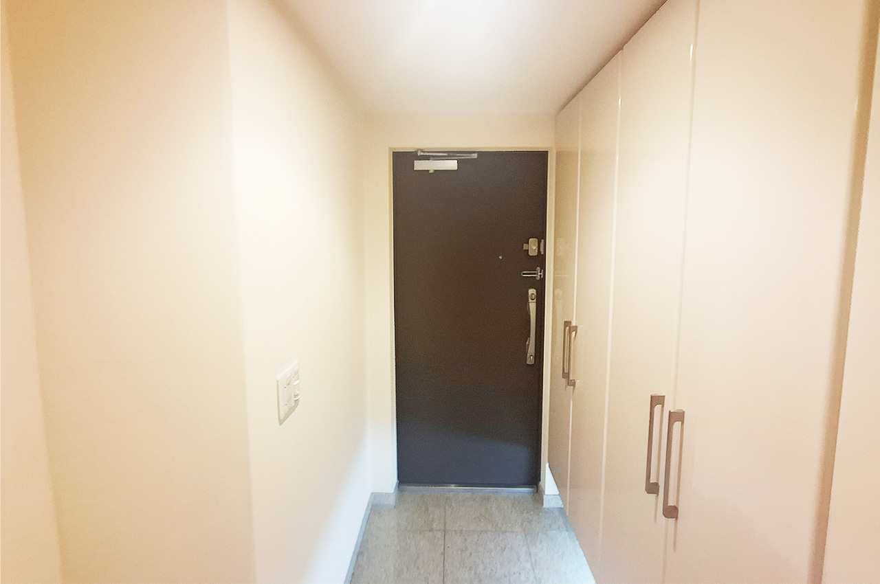 玄関：下駄箱付きのすっきりとした玄関。
