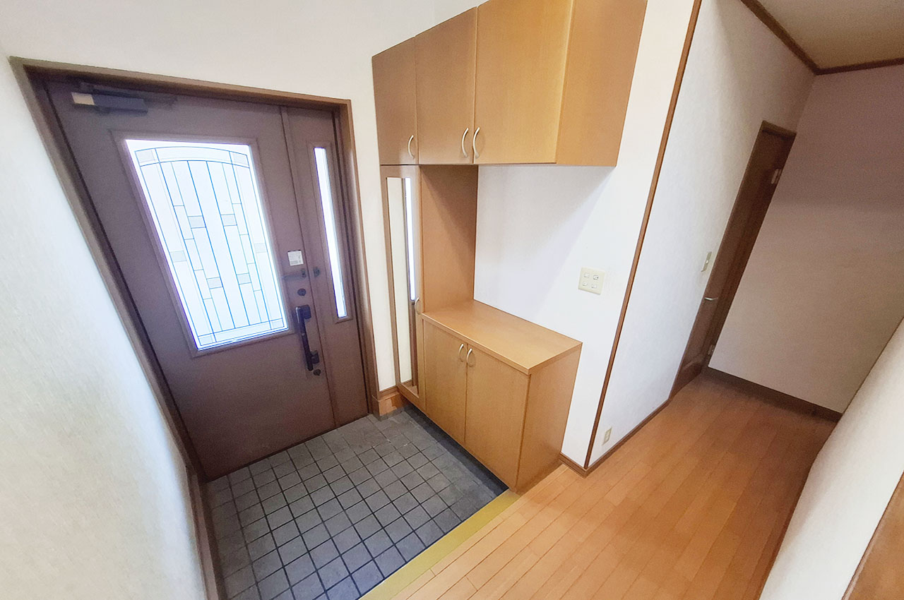 玄関：収納力のある姿見付き下駄箱を設置。お出かけ前の身だしなみチェックにも便利です。