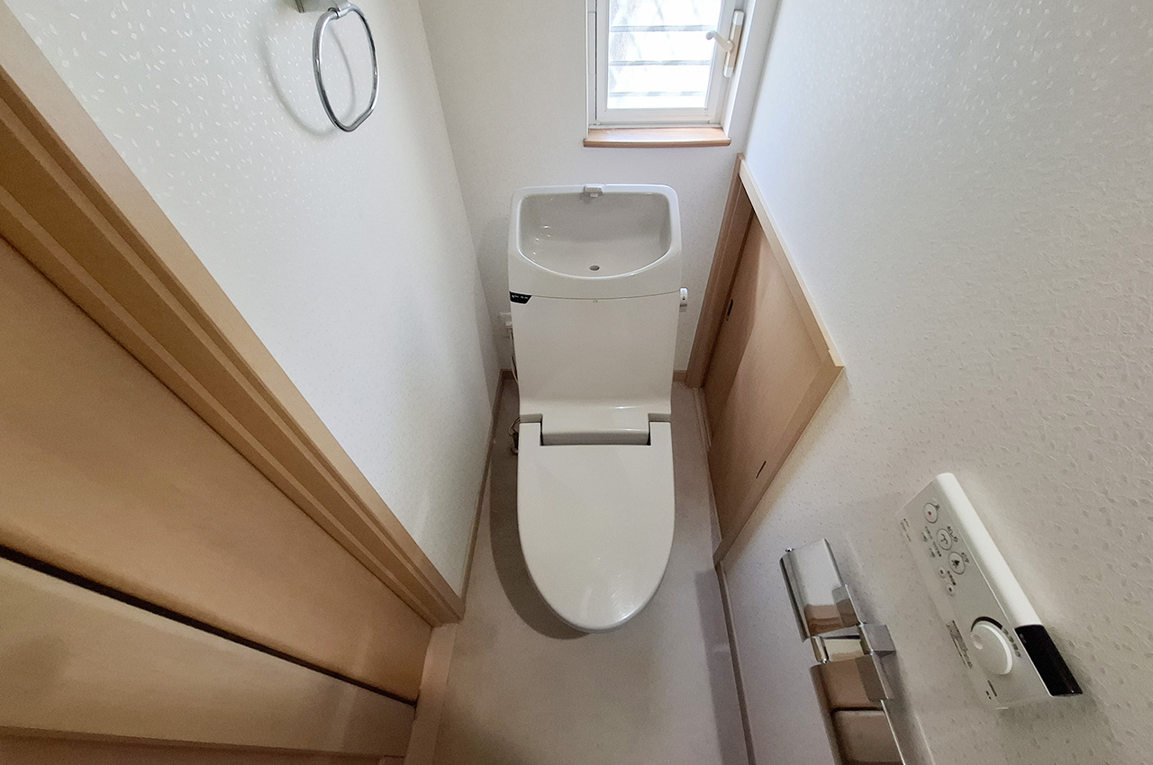 1Fトイレ:トイレットペーパーなどを整理やすい収納付き。