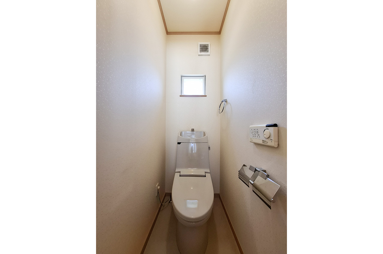2Fトイレ:2階にもトイレがあり、忙しい朝も便利です。