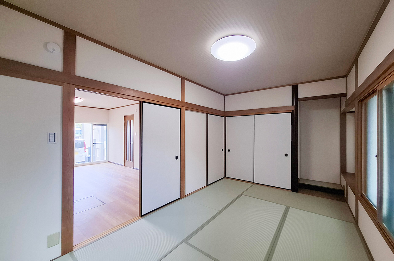 和室1＆LDK：引き戸を開放すると、LDKと和室を一体利用できる使いやすい間取りです。