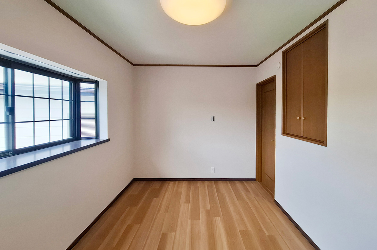 洋室1：約6帖のお部屋。バルコニーに面しており、主寝室としても使いやすい空間です。