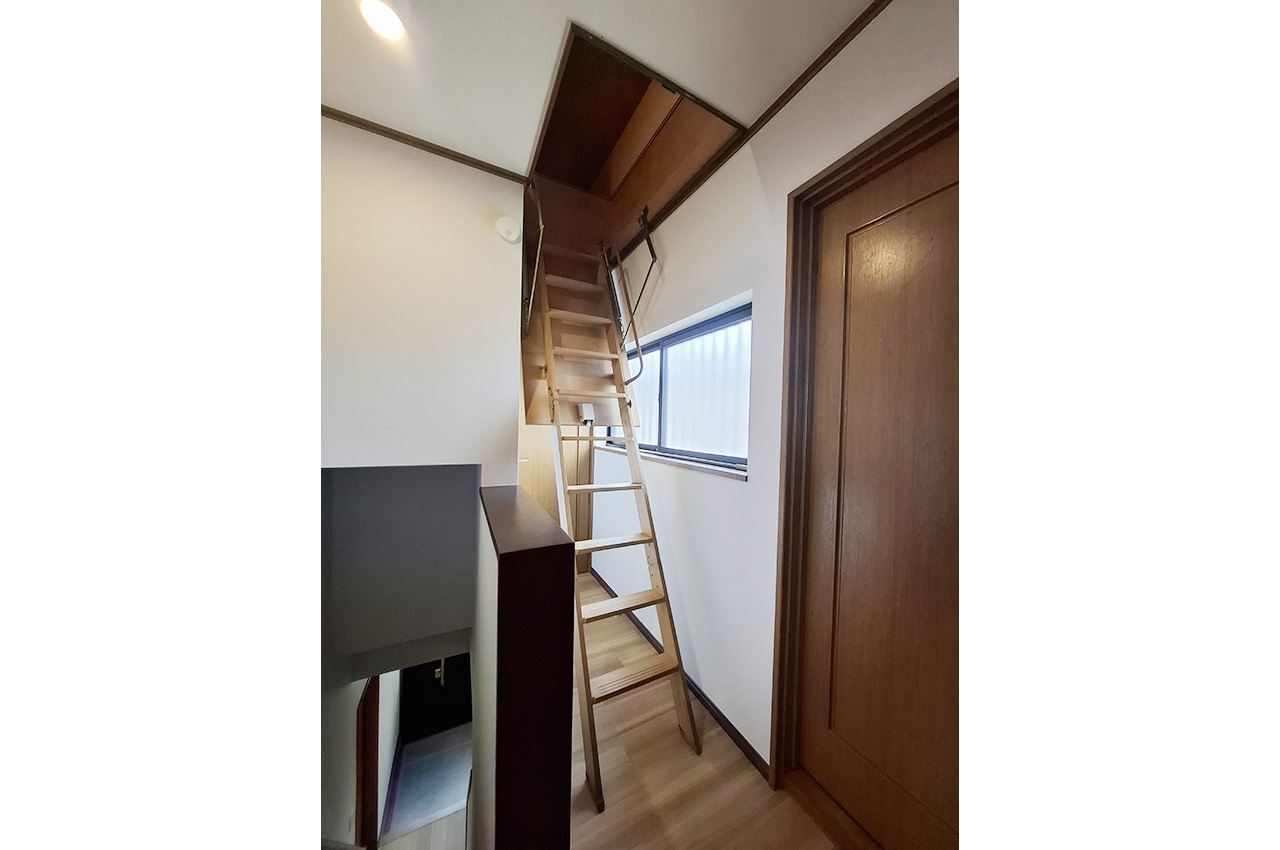 屋根裏収納：2階ホールから出入りできるため、荷物の出し入れがしやすい収納スペースです。