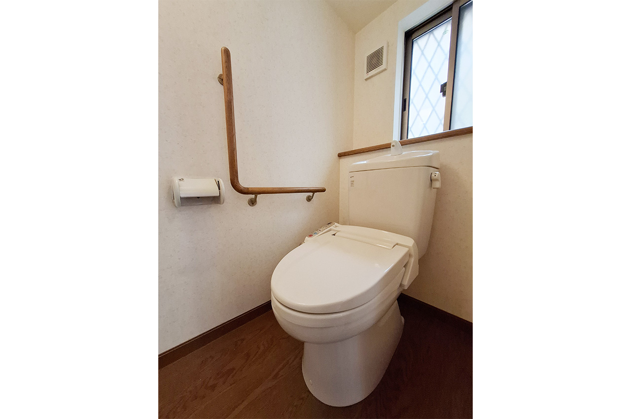 1Fトイレ：トイレットペーパーなどを置きやすいカウンター付き。