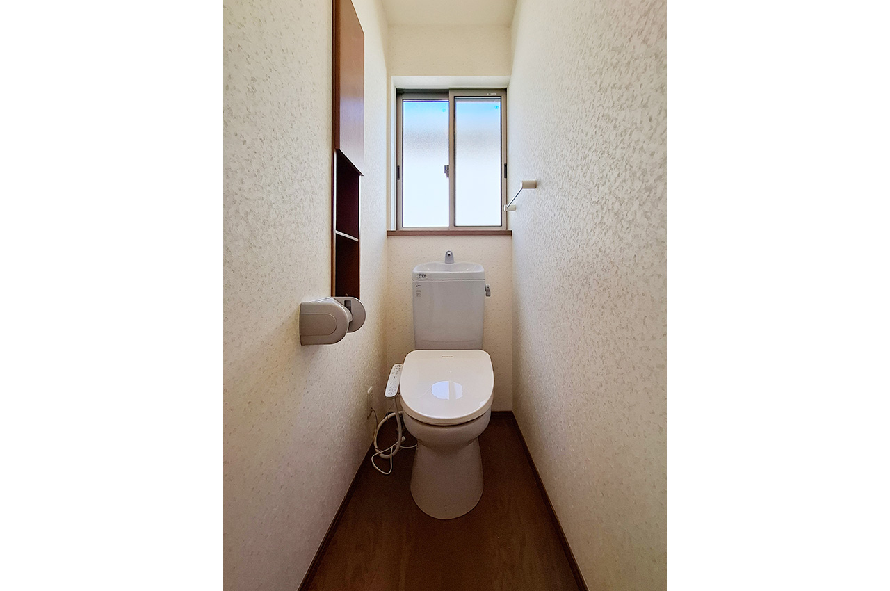 2Fトイレ：2階にもトイレがあり、忙しい朝も便利です。