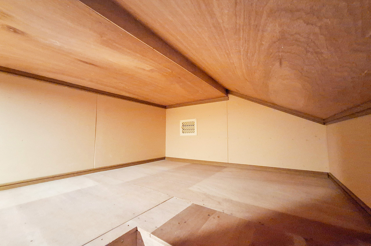 屋根裏収納:季節物や普段使わない荷物を収納でき、居住スペースをすっきり保てます。