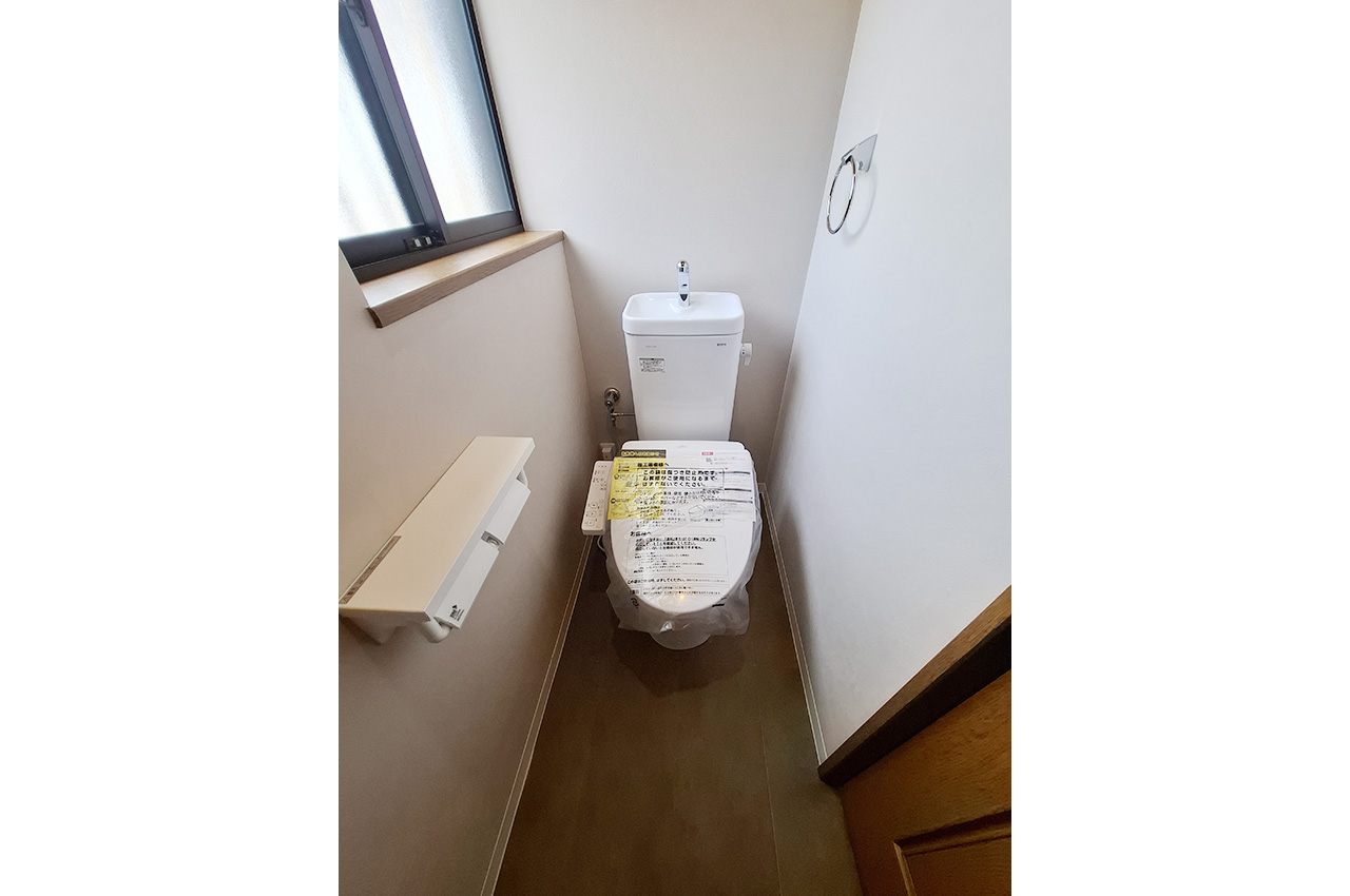 2Fトイレ:TOTOの便器・温水洗浄便座を新調済み。2階にもトイレがあり、忙しい朝も便利です。
