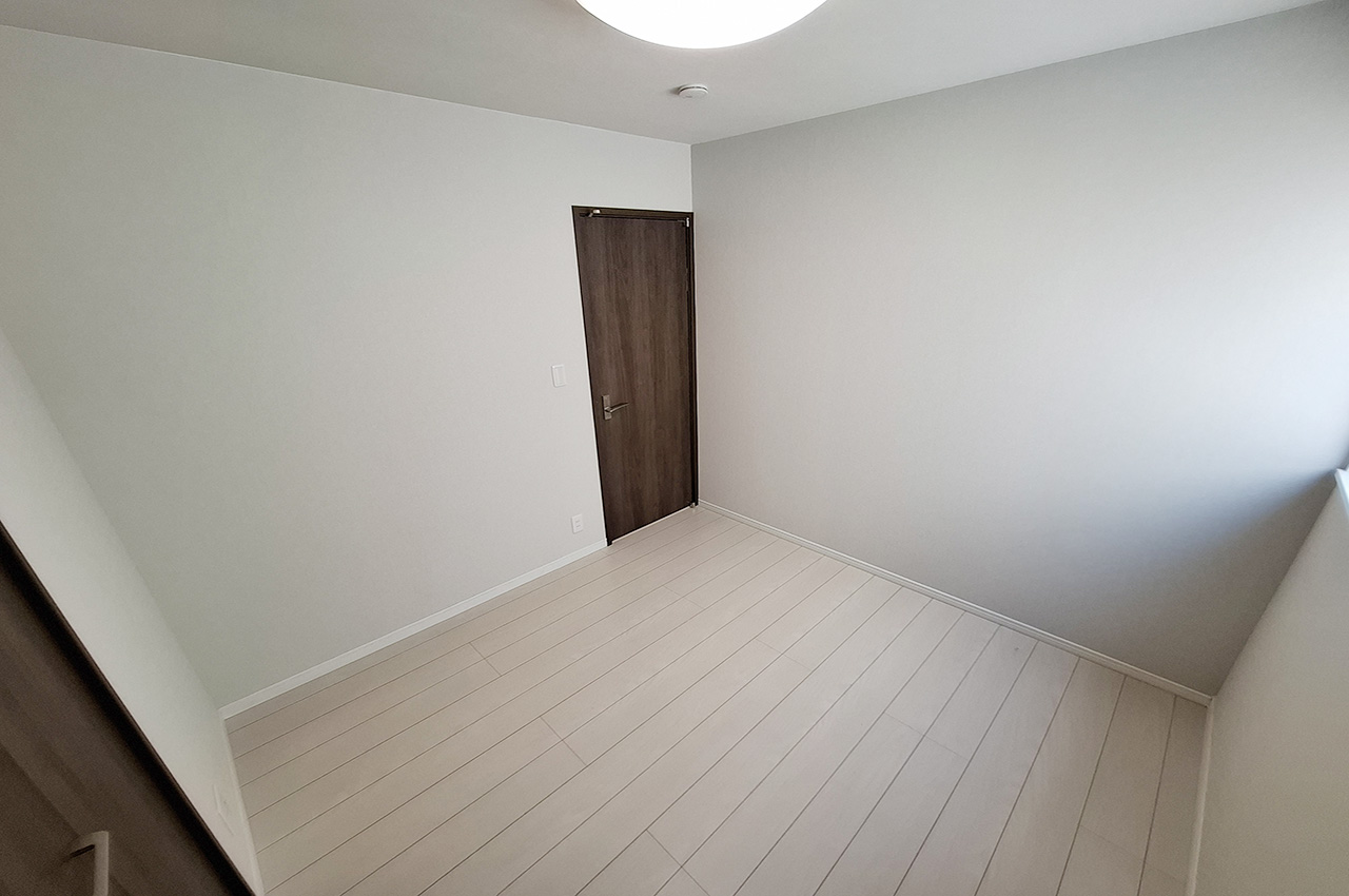 洋室2:約4.5帖のお部屋は、子供部屋や趣味部屋など多用途に活用できます。