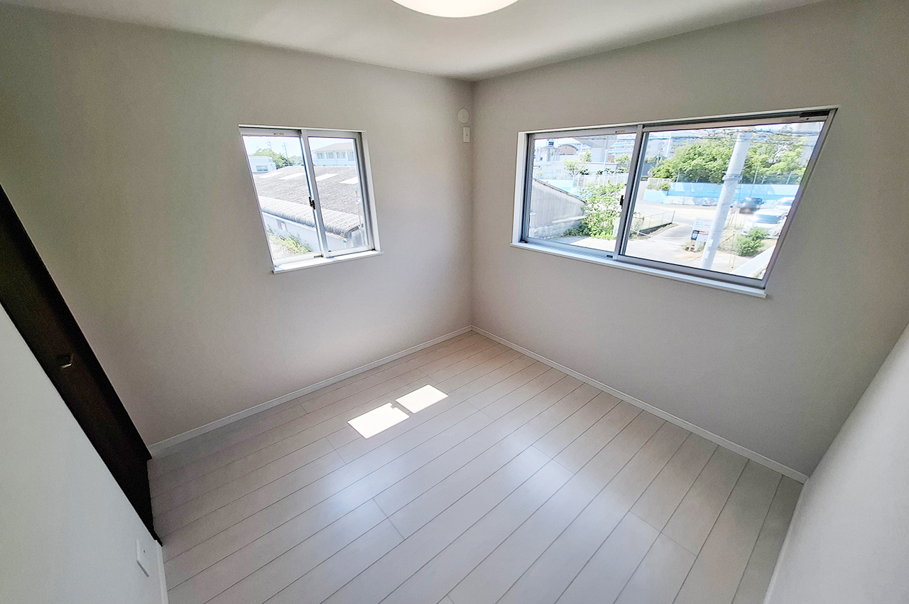 洋室4:クロスを貼替えるなどリフォーム済み。明るい光が入るお部屋です。