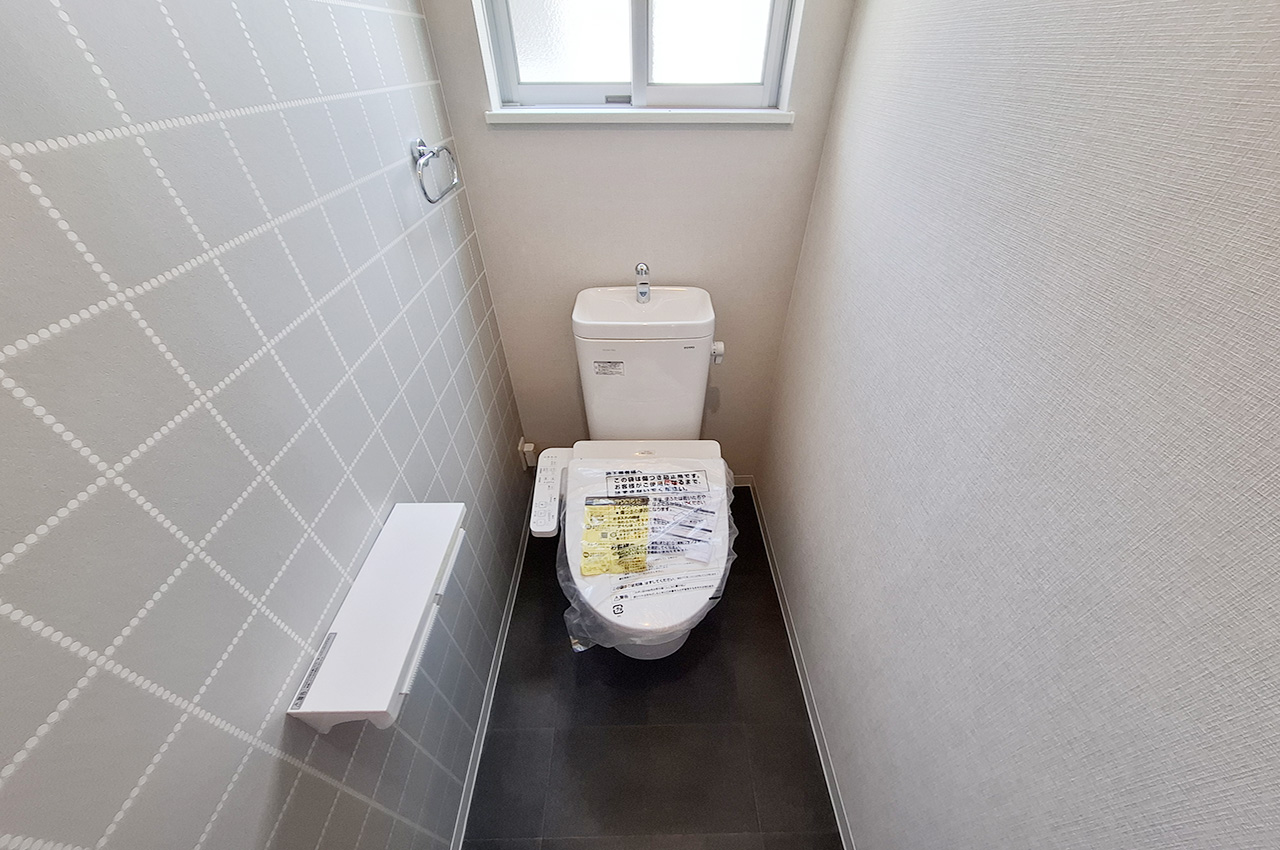 2Fトイレ:便器・温水洗浄便座を新調済み。2階にもトイレがあり、忙しい朝も便利です。
