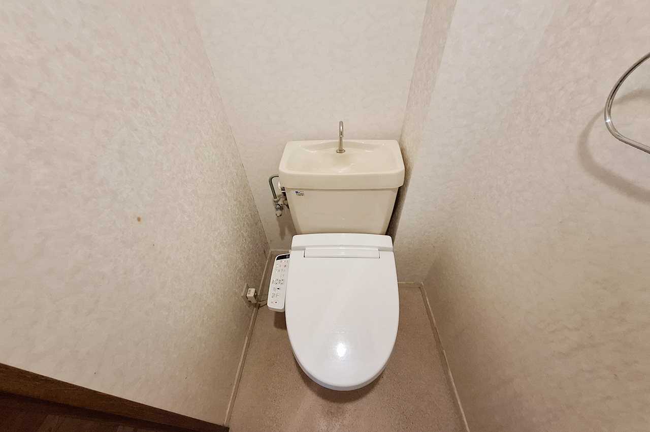 トイレ：現況のトイレです。別途費用で定額リフォームパックをご利用いただけます。