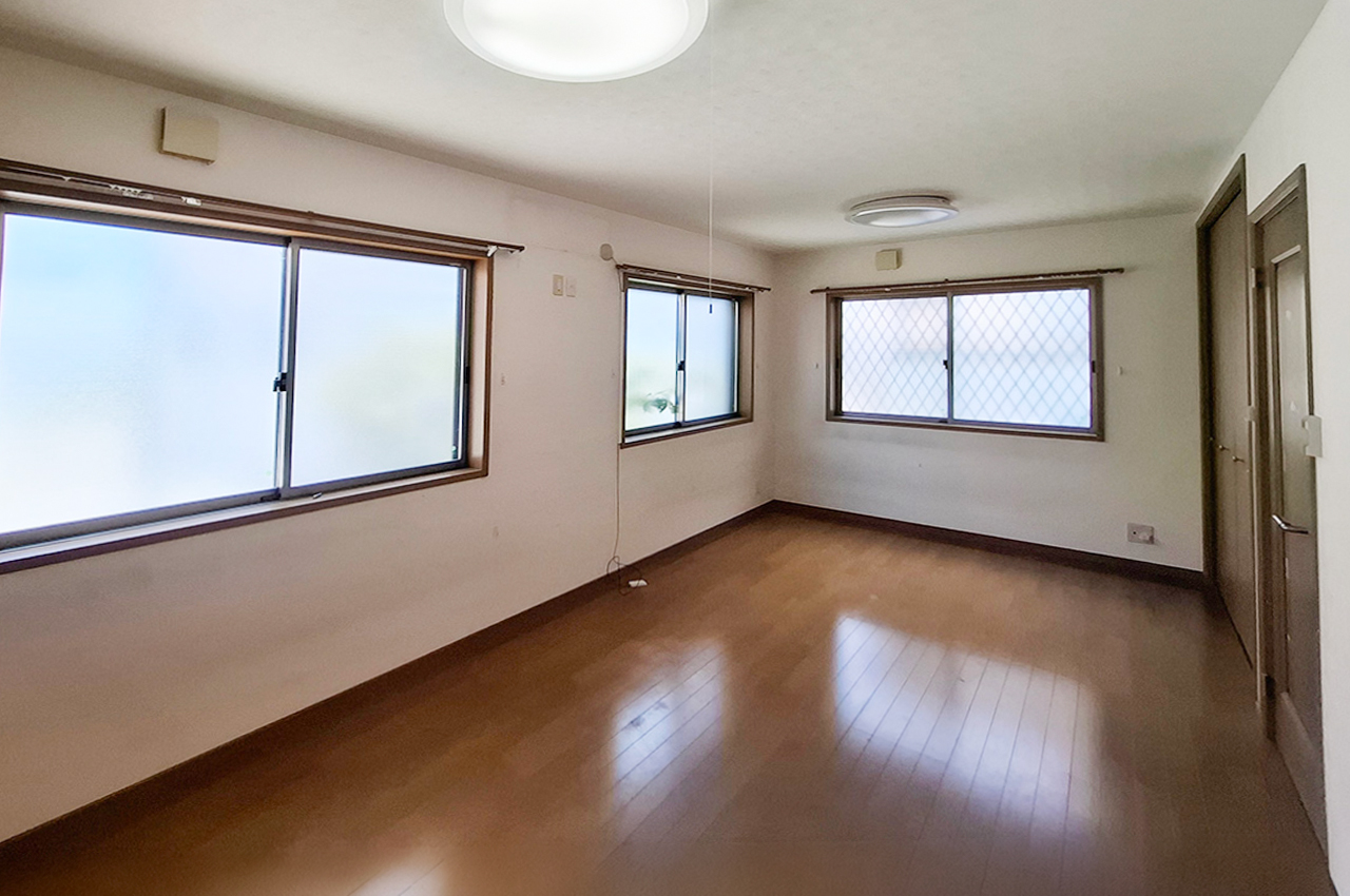 洋室2：約9帖の洋室は窓が多く開放感のあるお部屋です。