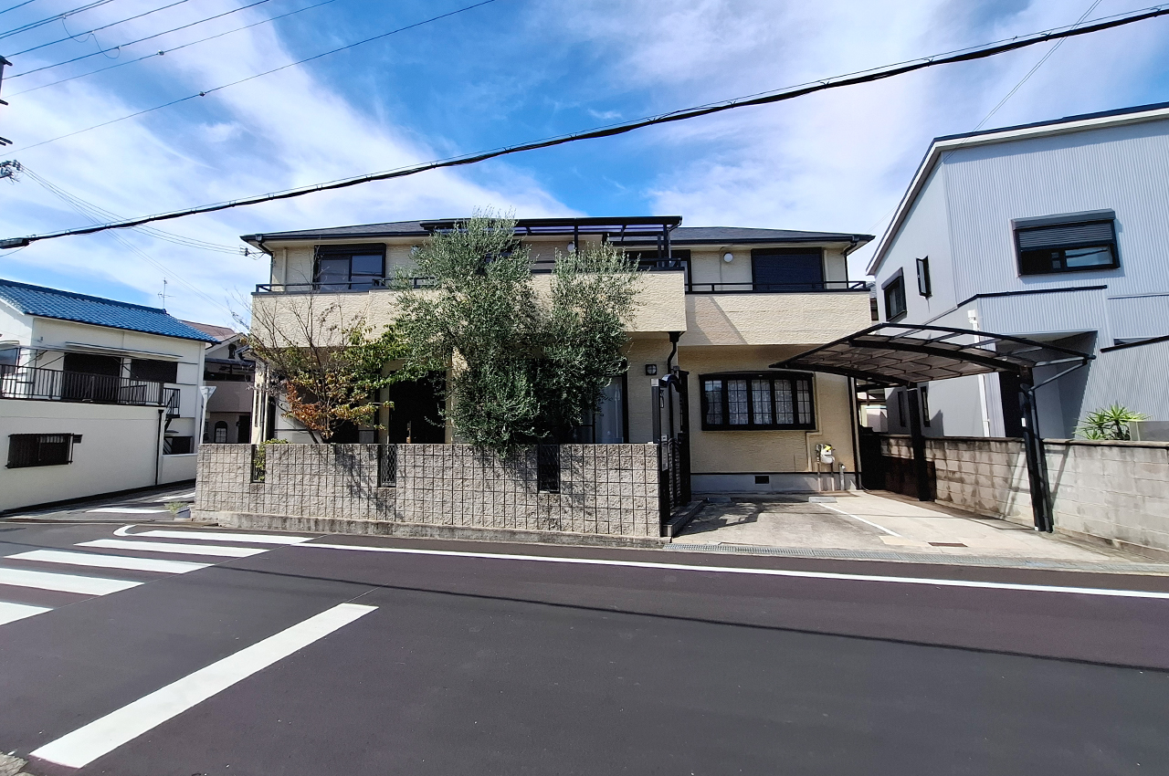 前面道路を含む外観（植栽撤去前）