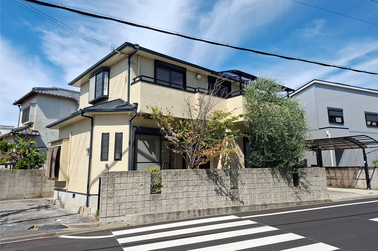 前面道路を含む外観（植栽撤去前）