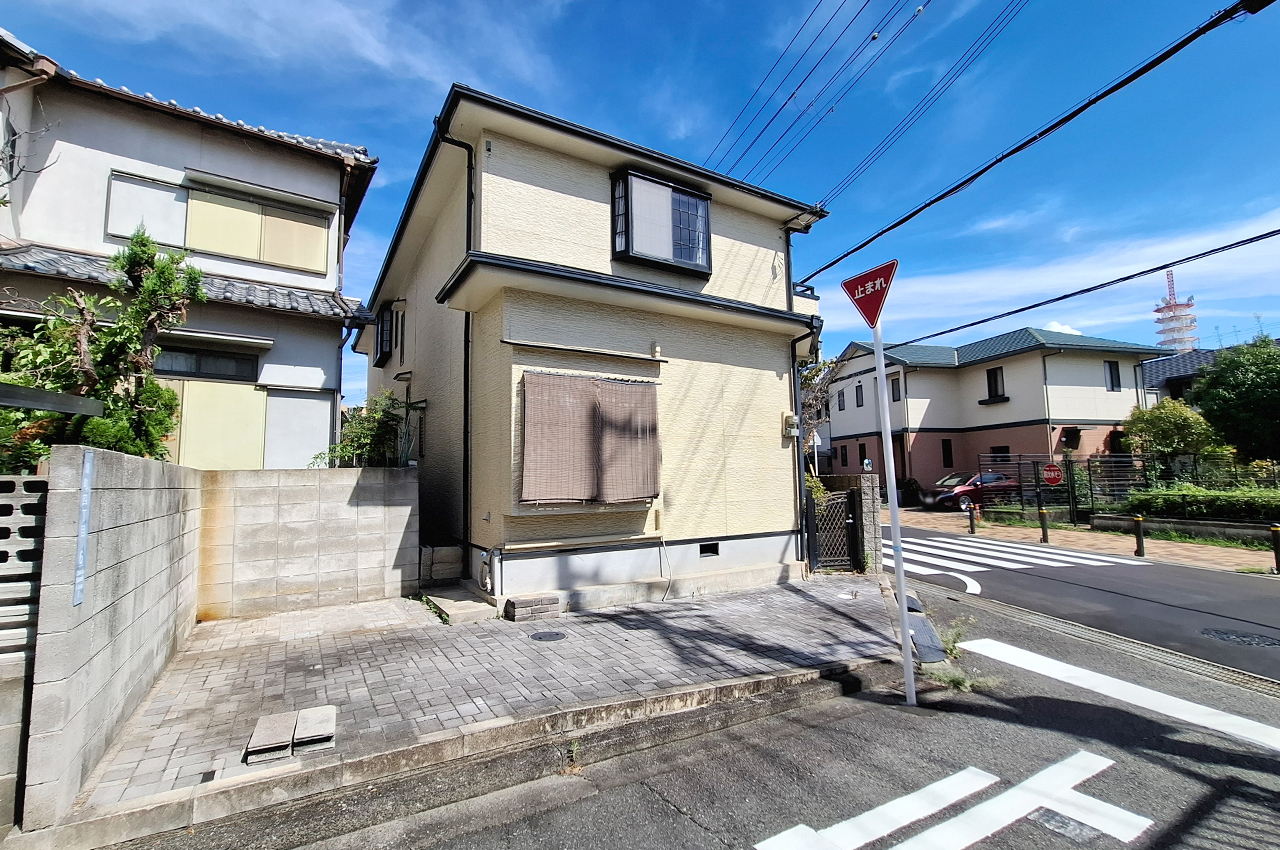 前面道路を含む外観（植栽撤去前）