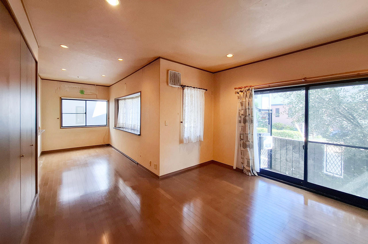 LDK（実際の室内写真・カーテン撤去前）：約21.5帖の広々LDKを備えた5LDKの住まいです。