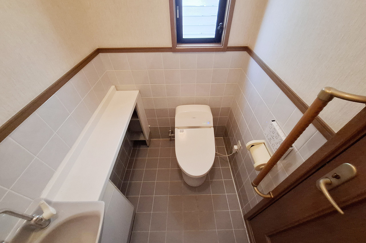 1Fトイレ：トイレットペーパーなどを置きやすい棚付き。