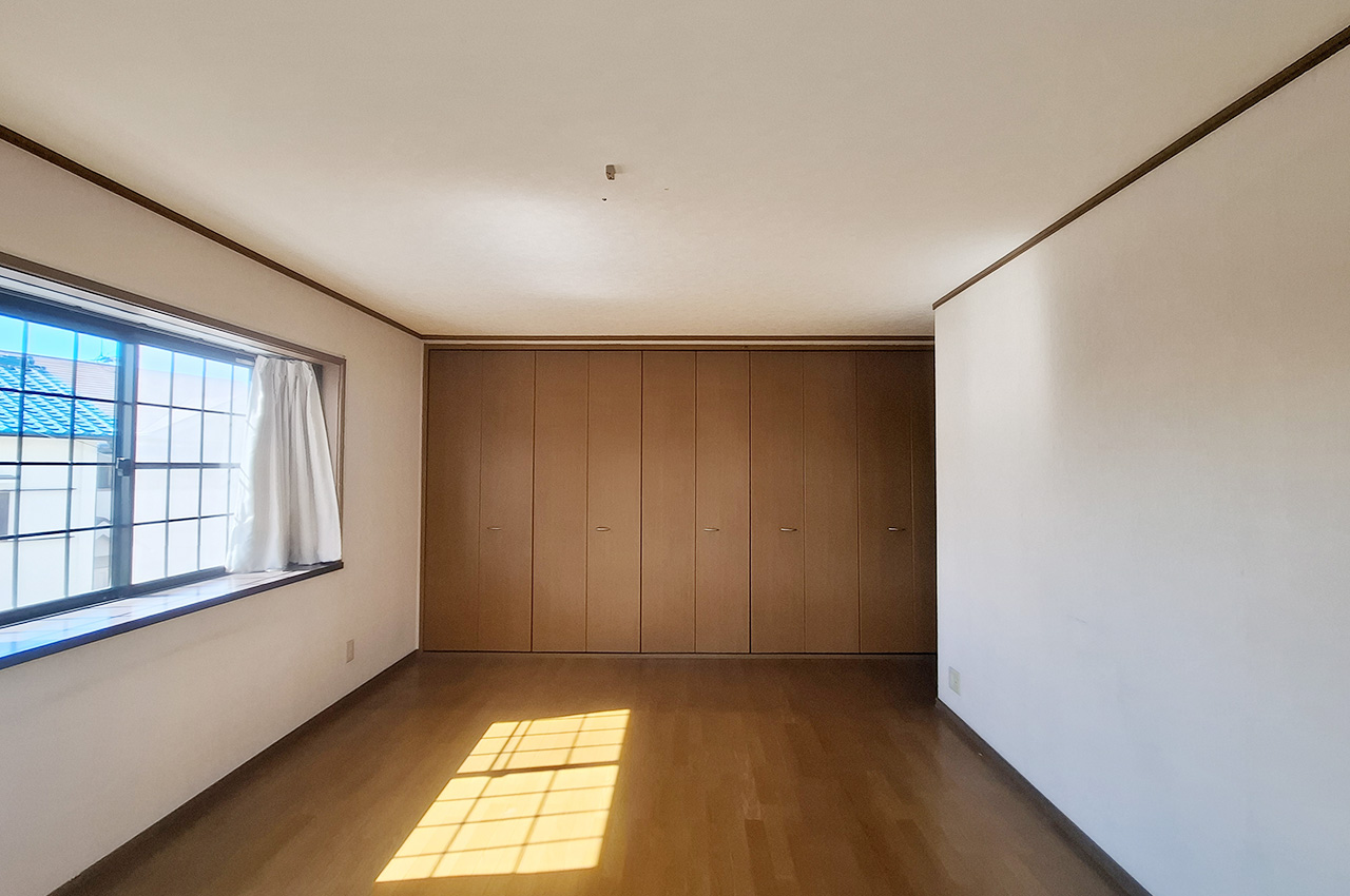 洋室1：窓が複数あり、開放感を感じられるお部屋です。（カーテン撤去前）