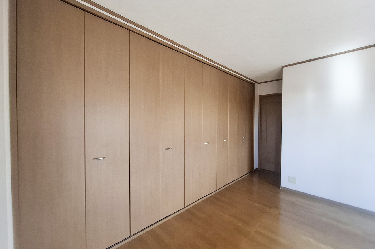 洋室1：収納が充実しており、衣類や荷物を整理しやすい空間です。