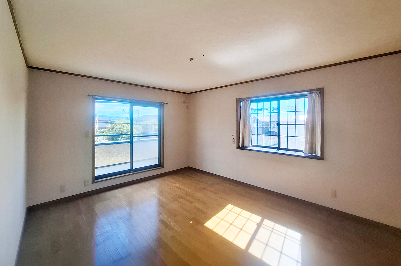 洋室1：バルコニーへ出入りできる使いやすいお部屋です。（カーテン撤去前）