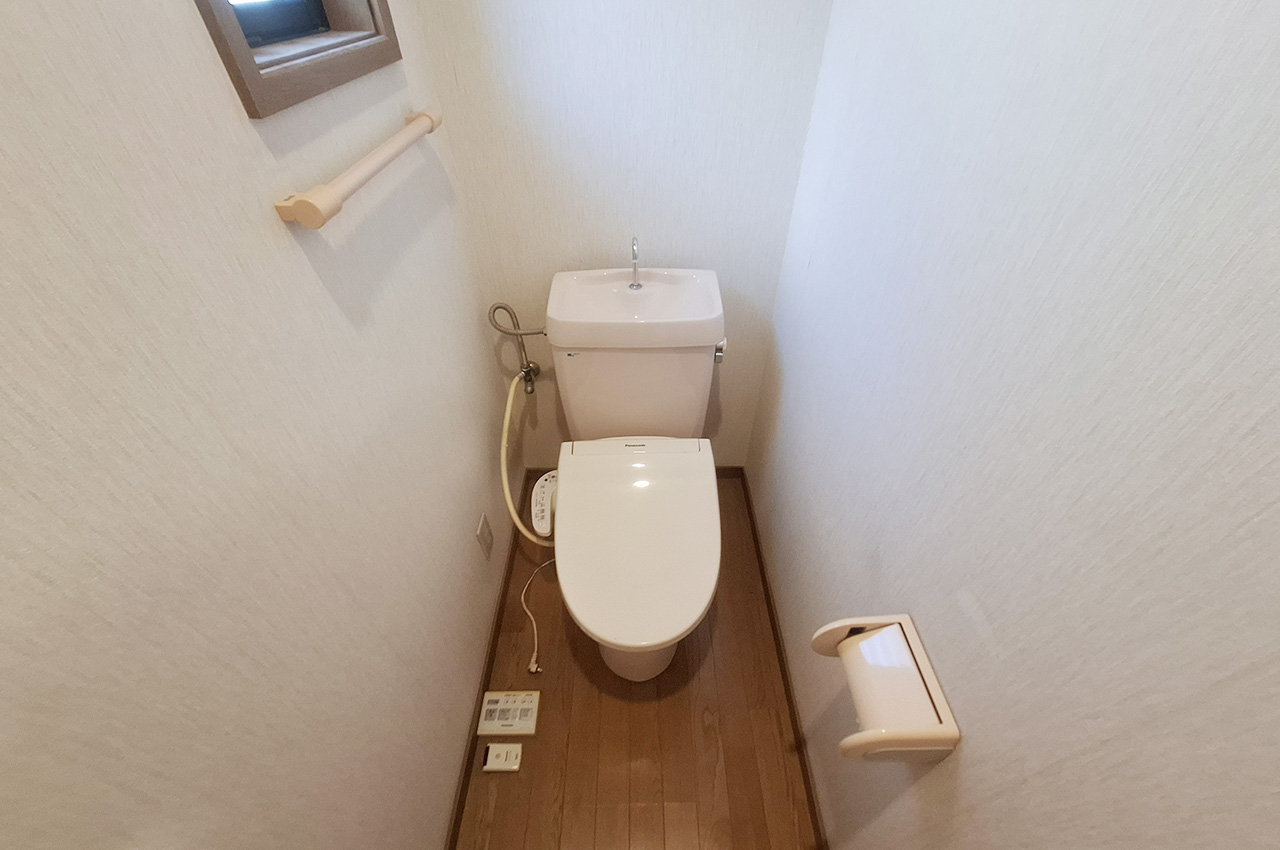 2Fトイレ：2階にもトイレがあり、忙しい朝も便利です。