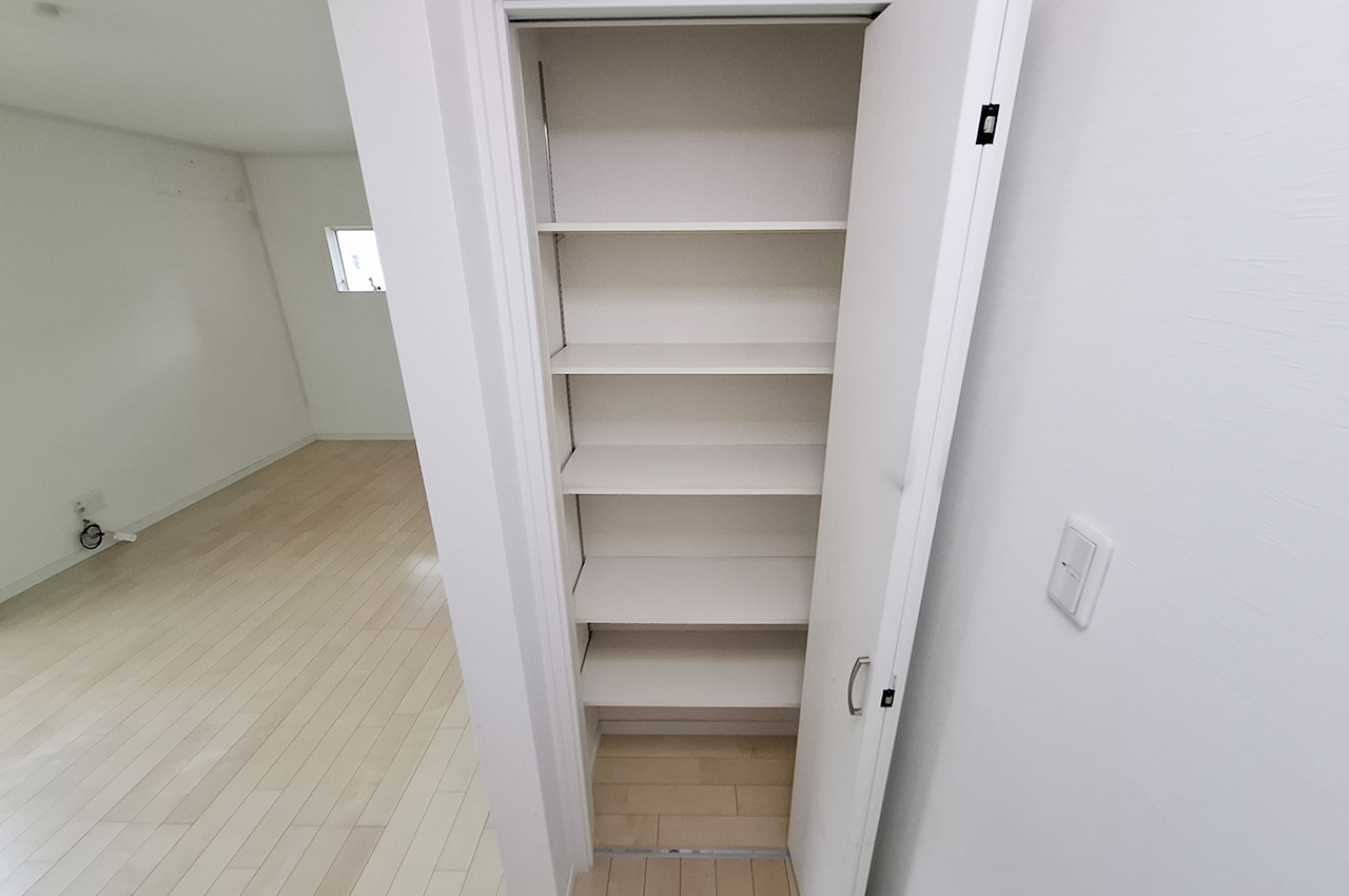 LDK収納:小物やストック品などの収納に便利です。