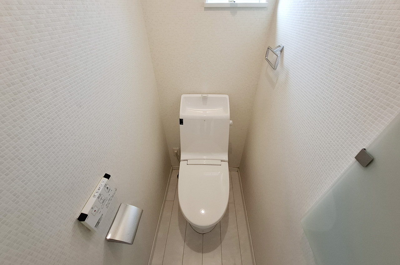 2Fトイレ:2階にもトイレがあり、忙しい朝も便利です。