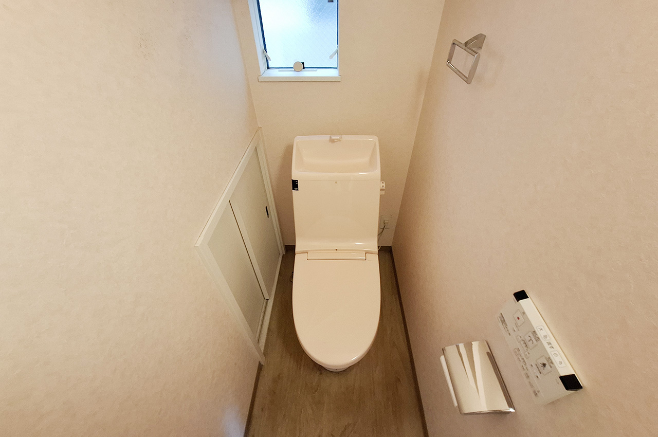 1Fトイレ:トイレットペーパーなどを置きやすい収納付き。