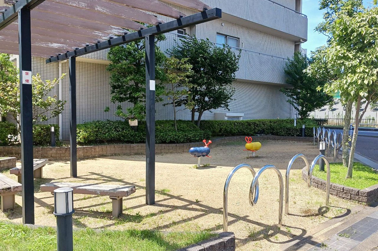 隣接公園