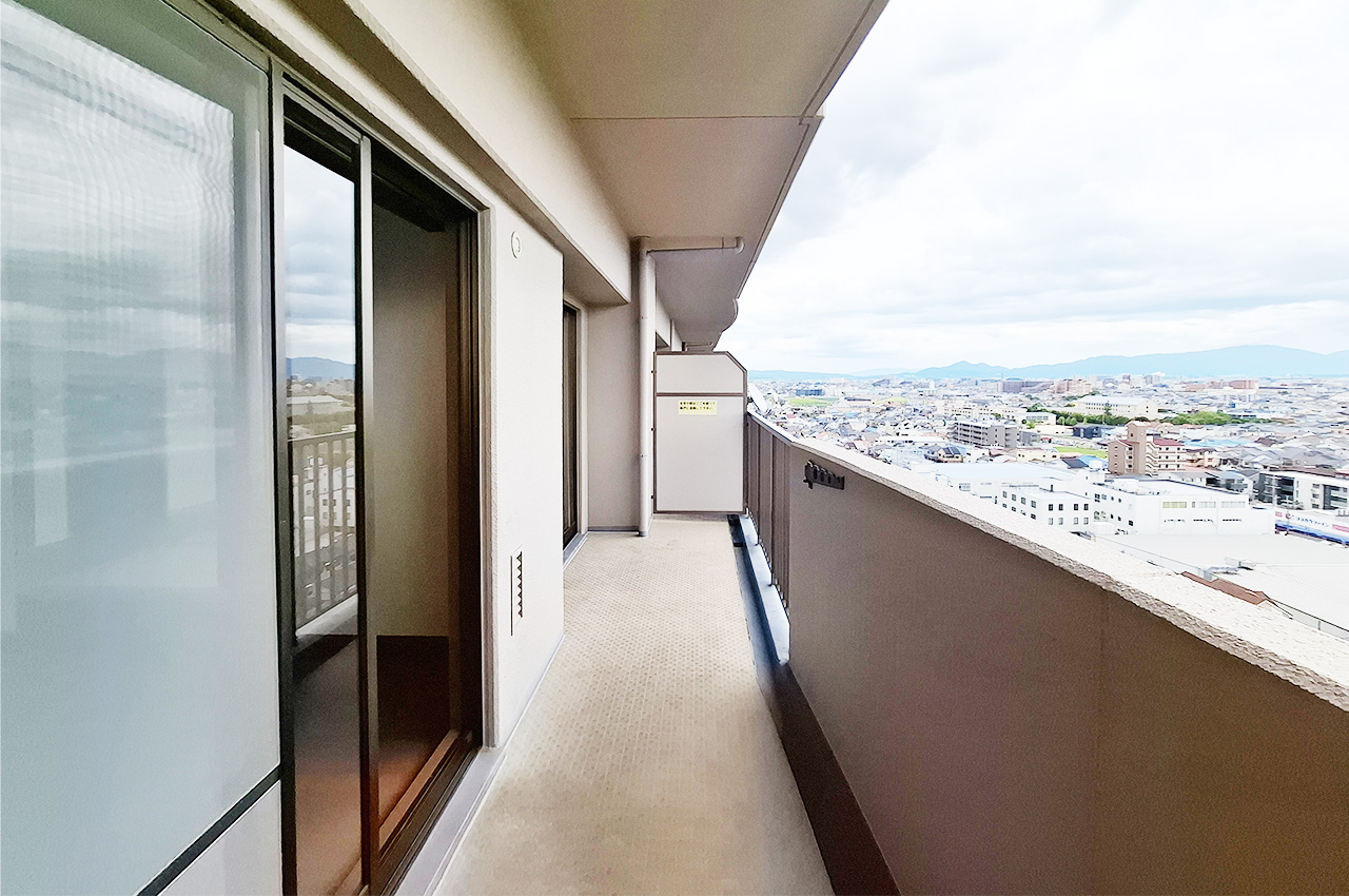 バルコニー：14階建ての13階部分、南向きで日当り・眺望良好です。LDKと和室から出入り可能。