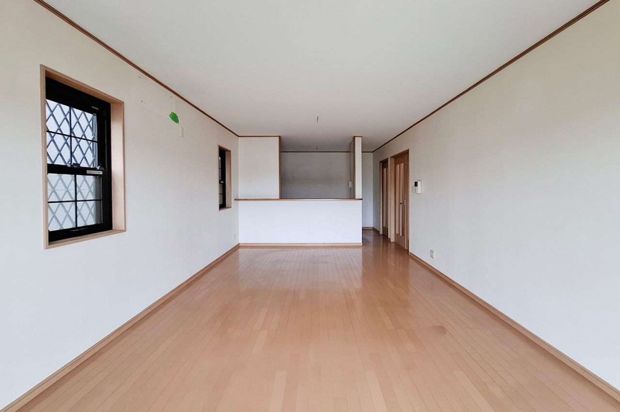 LDK：カウンターキッチンで、リビング・ダイニングとのつながりを感じやすい間取りです。