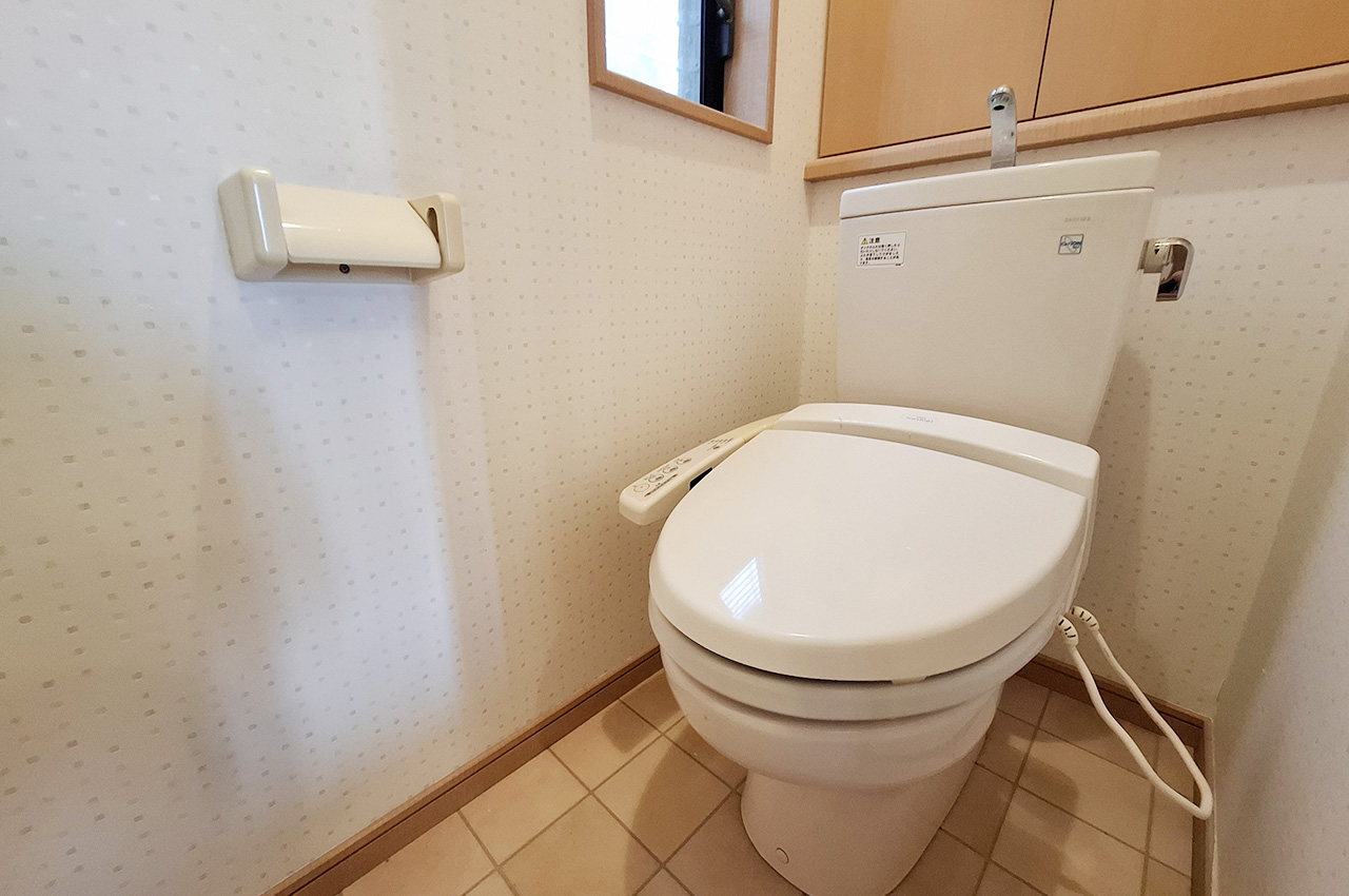 1Fトイレ：トイレットペーパーなどを置きやすい棚付きです。