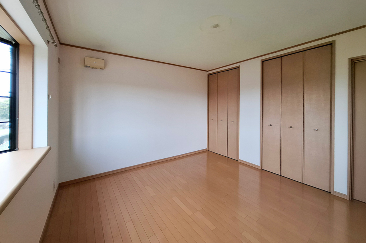 洋室1：出窓があり、空間に奥行きを感じられるお部屋です。