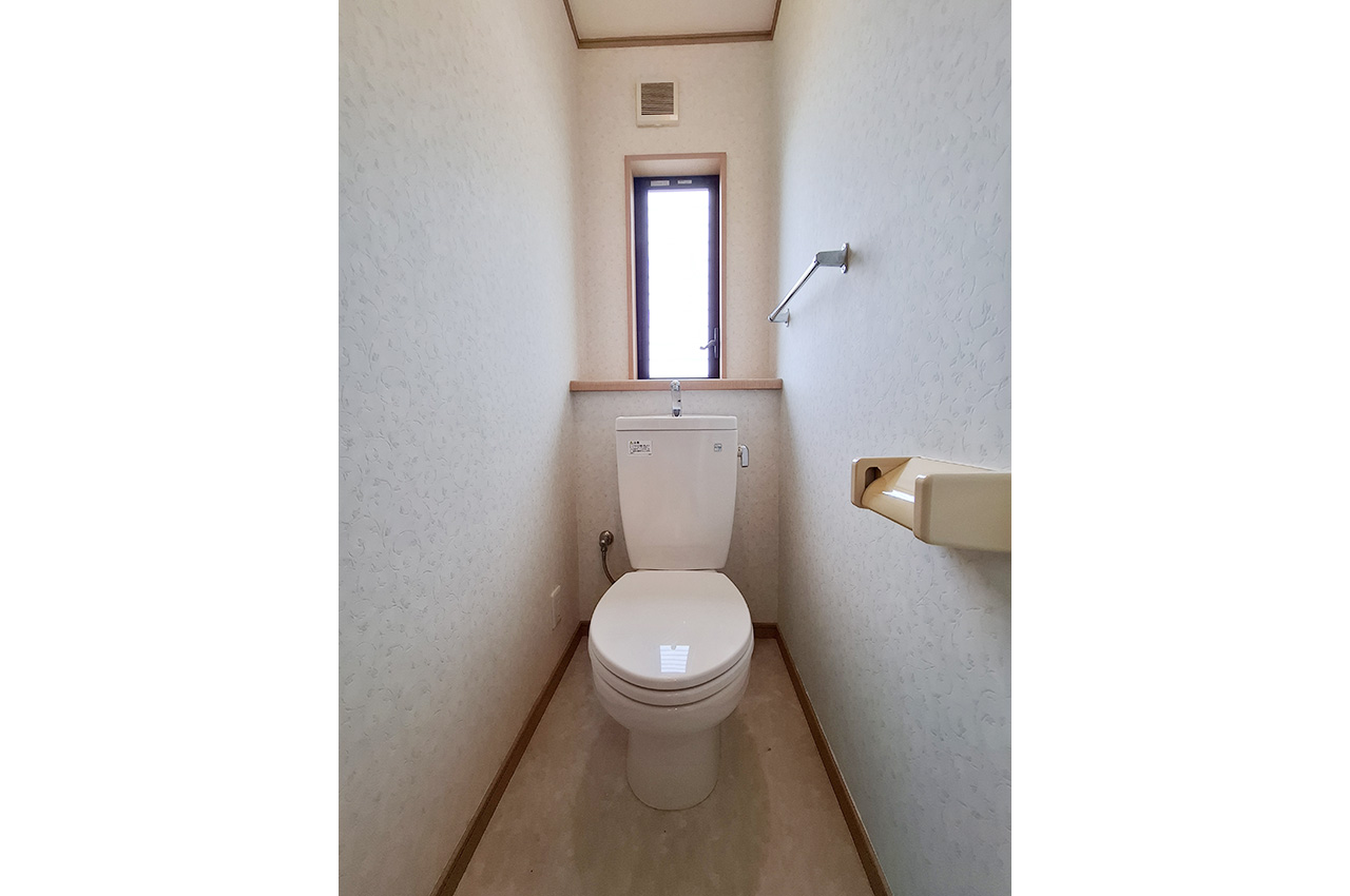 2Fトイレ：2階にもトイレがあり、忙しい朝も便利です。