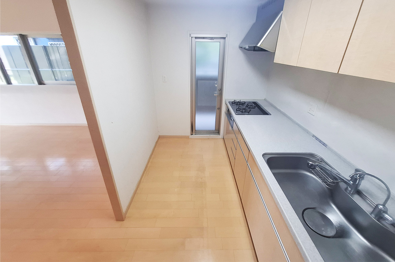 キッチン：独立感のある配置で、調理に集中しやすい空間です。テラスへ出入り可能な勝手口あり。