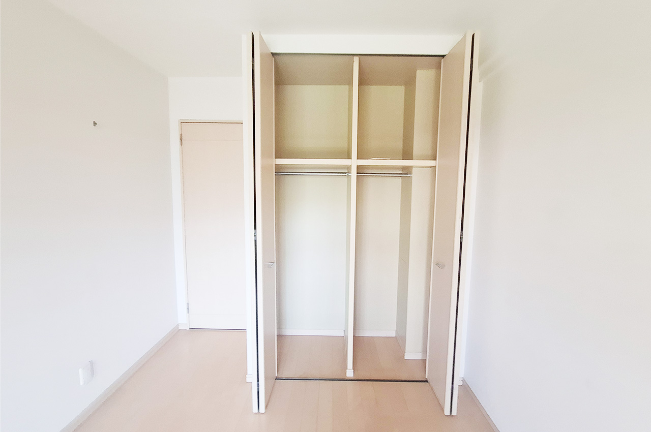 洋室1クローゼット：収納付きで、室内をすっきり保ちやすいお部屋です。