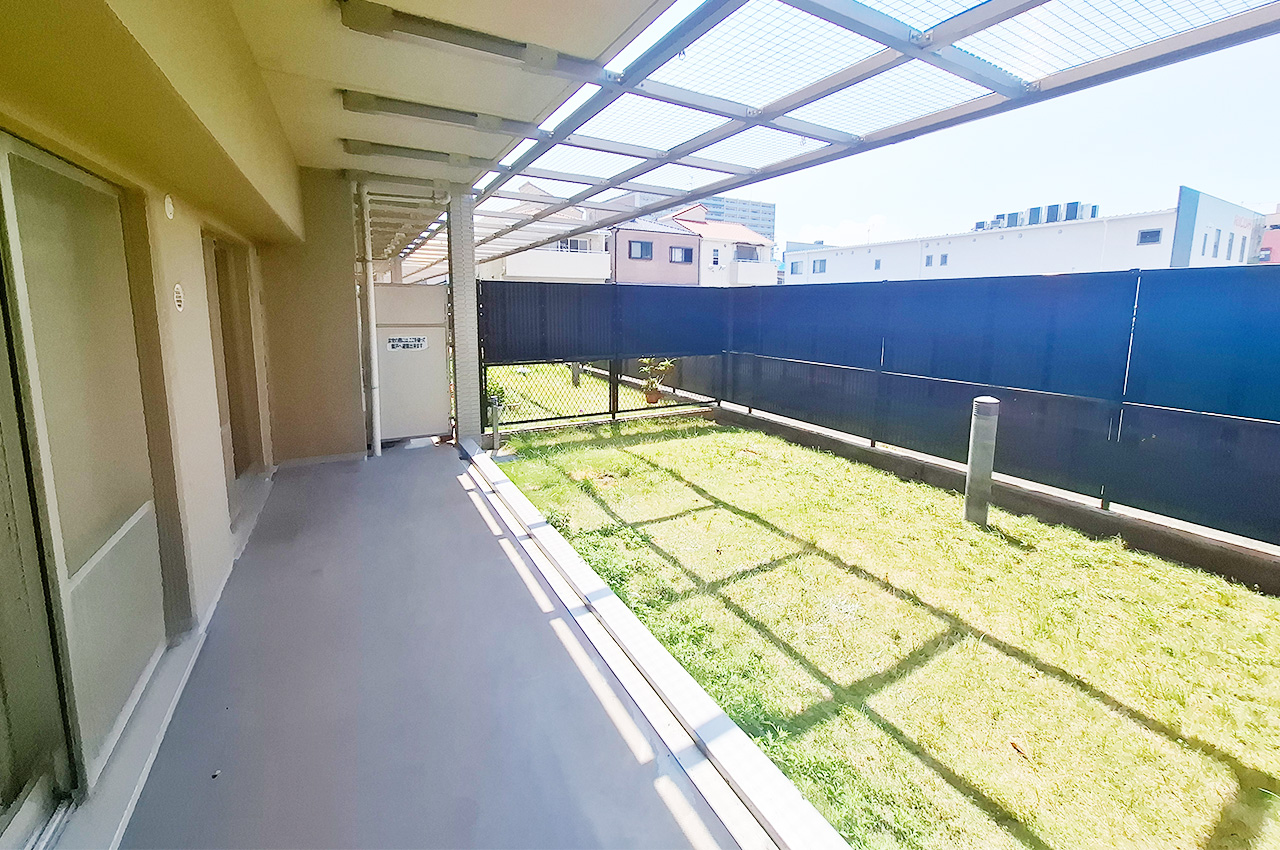 南側テラス：専用庭に面し、屋外空間を身近に使えます。日当り良好です。