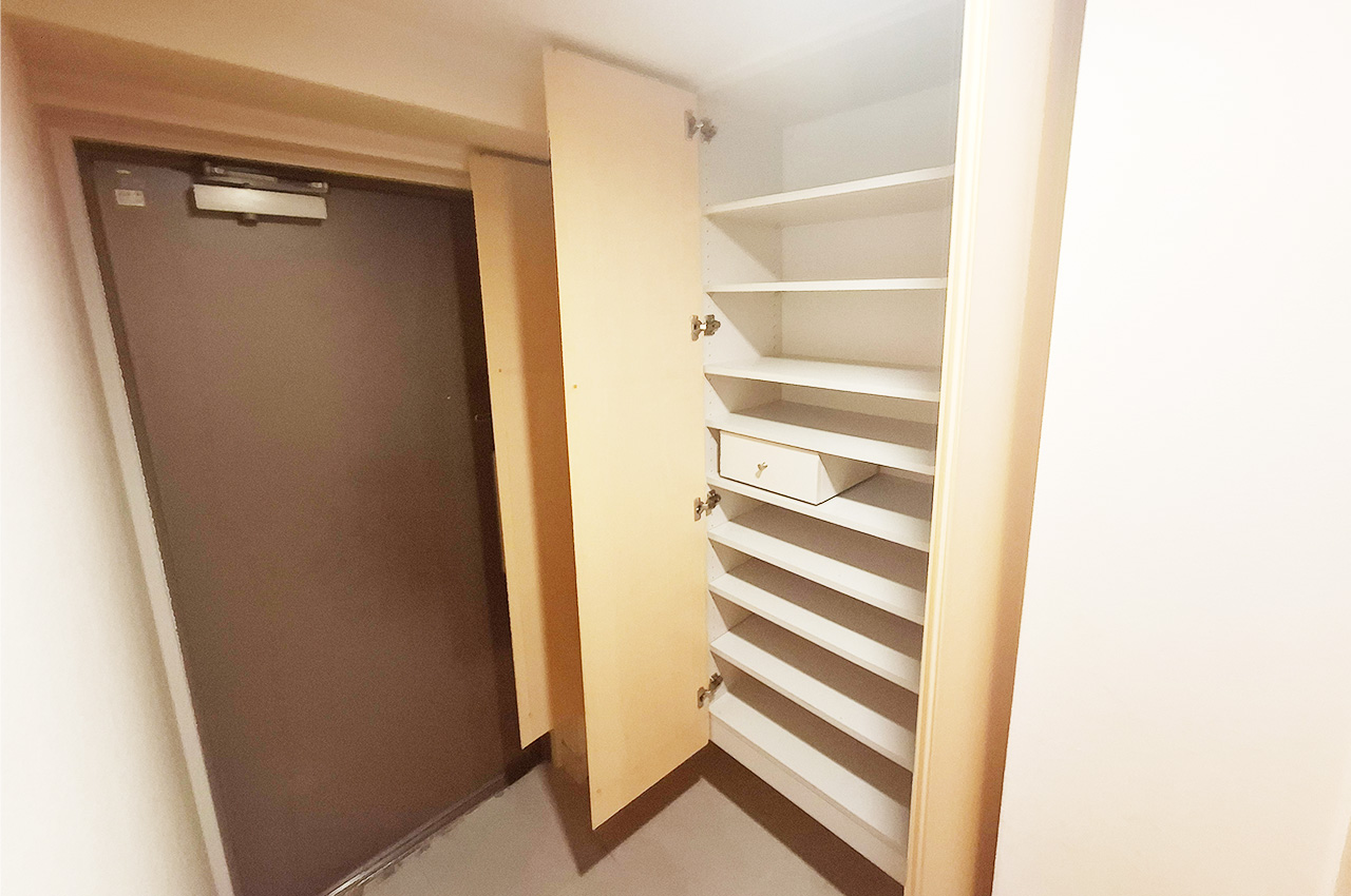 玄関：下駄箱付きですっきり整えやすい玄関です。