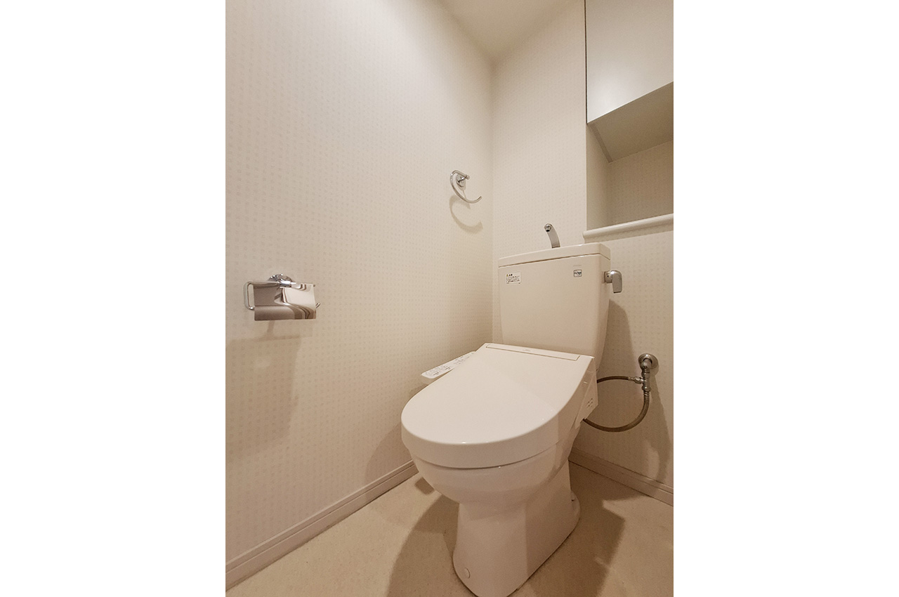 トイレ：トイレットペーパーなどを置きやすい棚付き。