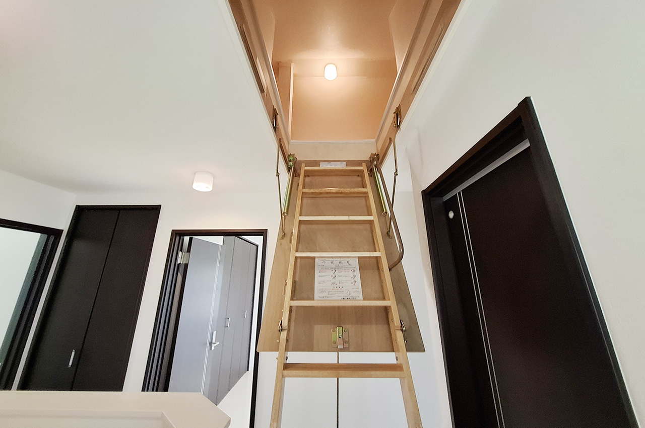 屋根裏収納