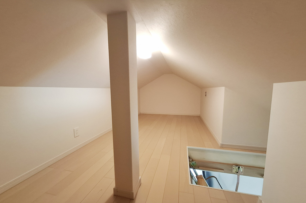 屋根裏収納